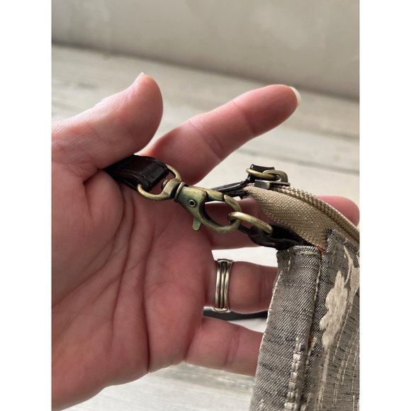 Bueno mini zippered clutch bag with detachable strap - Picture 6 of 9